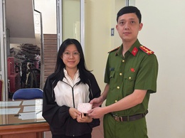 CÔNG AN PHƯỜNG NGHĨA ĐÔ: PHÁT HUY HIỆU QUẢ DỮ LIỆU DÂN CƯ, KỊP THỜI TRAO TRẢ TÀI SẢN CHO NGƯỜI DÂN ĐÁNH RƠI