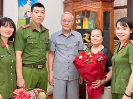 CÔNG AN PHƯỜNG DUY TRÌ HOẠT ĐỘNG TRI ÂN CÁC ĐỒNG CHÍ NGUYÊN LÃNH ĐẠO BỘ CÔNG AN TRÊN ĐỊA BÀN