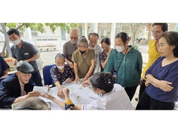 Trên 400 người cao tuổi trên địa bàn phường Yên Nghĩa được khám, tư vấn và cấp thuốc miễn phí các bệnh về mắt
