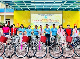 HỘI LHPN PHƯỜNG LĨNH NAM TRAO TẶNG XE ĐẠP “HÀNH TRÌNH ƯỚC MƠ” - DẤU ẤN SỰ CHỈ ĐẠO SÂU SÁT TRONG CÔNG TÁC AN SINH XÃ HỘI