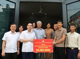 Mặt trận Tổ quốc Việt Nam xã Phú Nghĩa trao hỗ trợ kinh phí xây dựng nhà cho hộ anh Đào Văn Kiên ở thôn Trung Cao 1