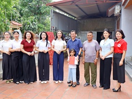 Xã Đoài Phương trao kinh phí hỗ trợ sinh viên và tặng quà học sinh mầm non có hoàn cảnh khó khăn