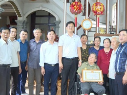 Đảng ủy xã Hát Môn tổ chức Lễ trao Huy hiệu 55 năm tuổi Đảng cho đảng viên Nguyễn Hữu Thót