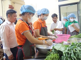 SIẾT CHẶT AN TOÀN THỰC PHẨM TẠI CÁC TRƯỜNG HỌC CÓ TỔ CHỨC ĂN BÁN TRÚ Ở PHÚ XUYÊN