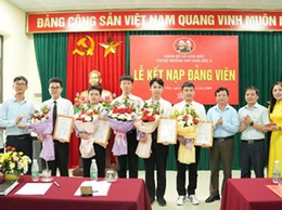 Chi bộ trường THPT Hoài Đức A tổ chức lễ kết nạp 5 đảng viên mới