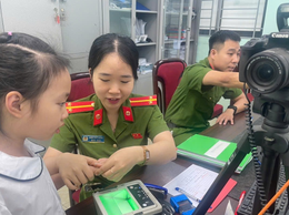 Công an phường Cầu Giấy đẩy mạnh cấp Căn cước và tài khoản định danh điện tử mức 2 cho học sinh trên địa bàn