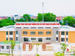 Trung tâm DVTH xã Kiều Phú hướng dẫ bó, cột lúa và khắc phục diện tích cây ngô ảnh hưởng thiên tai.