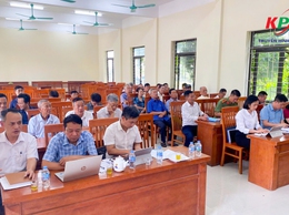 Đồng chí Phùng Huy Diễn- Phó Bí thư Đảng uỷ, Chủ tịch UBND xã dự sinh hoạt thường kỳ với Chi bộ Đảng thôn Ngọc Phúc