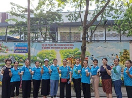 NHỮNG NGƯỜI PHỤ NỮ THẦM LẶNG “DỆT” MÀU XANH TRÊN CÁC TUYẾN ĐƯỜNG TỰ QUẢN TẠI PHƯỜNG LONG BIÊN