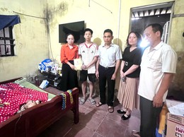 Ủy ban MTTQ xã Bát Tràng tổ chức thăm hỏi, trao hỗ trợ đột xuất cho hộ gia đình có hoàn cảnh đặc biệt khó khăn trên địa bàn xã