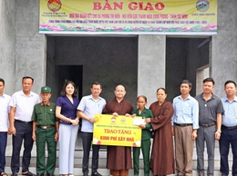 Xã Đoài Phương bàn giao nhà Đại đoàn kết chào mừng Đại hội đại biểu toàn quốc MTTQ Việt Nam lần thứ XI