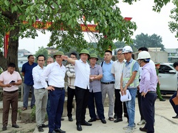 Chủ tịch UBND xã Xuân Mai Nguyễn Anh Đức kiểm tra tiến độ thi công và công tác phối hợp thực hiện Dự án cải tạo, nâng cấp Quốc lộ 6