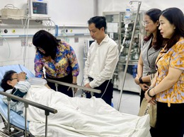Đảng ủy - HĐND - UBND - Ủy ban MTTQ Việt Nam phường Hoàn Kiếm thăm hỏi các gia đình trong vụ cháy tại số 5 phố Hàng Vôi