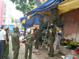 SƠN TÂY RA QUÂN XỬ LÝ VI PHẠM TRẬT TỰ ĐÔ THỊ TẠI CÁC TUYẾN PHỐ PHẠM HỒNG THÁI, LÊ QUÝ ĐÔN, HOÀNG DIỆU VÀ KHU VỰC CHỢ NGHỆ, CHỢ NÔNG SẢN SƠN TÂY