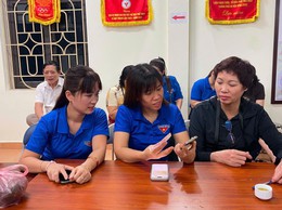 Tuổi trẻ xã Bát Tràng ra quân hỗ trợ cài đặt ứng dụng 
