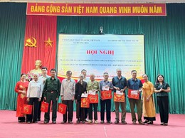 Trao tặng 60 suất quà cho các hộ có hoàn cảnh khó khăn trên địa bàn xã 