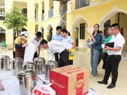 Ban Văn hóa – Xã hội HĐND xã Hòa Lạc giám sát trực tiếp bữa ăn bán trú tại các trường học