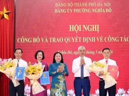 Phường Nghĩa Đô công bố và trao quyết định về công tác cán bộ