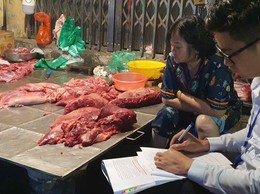 Rạng sáng, đột kích 'điểm nóng' thịt, xương bò vỉa hè ở Hà Nội