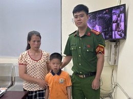 Từ chiếc áo đồng phục, Công an phường Xuân Đỉnh đã nhanh chóng truy tìm ra thân nhân cho cháu bé từ Ninh Bình đi lạc khi lên Hà Nội
