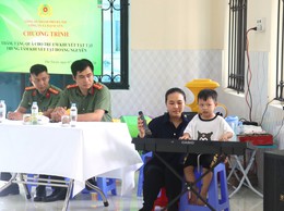 Công an xã Đại Xuyên tặng đàn cho trẻ em khuyết tật dịp 1/6