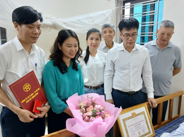 Phó Bí thư Thường trực Đảng ủy xã Ô Diên trao tặng huy hiệu 65 năm tuổi Đảng tại nhà riêng cho Đảng viên cao tuổi