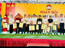 “Người góp phần thay đổi diện mạo quê hương”.