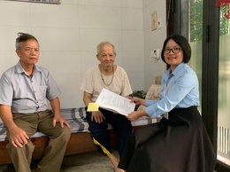 Tổ xung kích Phú Lương: Chứng thực giấy ủy quyền tại nhà cho người dân khó khăn đi lại