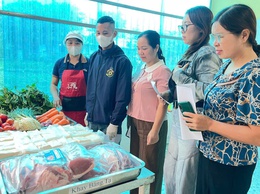 Trạm y tế xã Bất Bạt: Hướng dẫn niêm yết công khai danh sách các cơ sở cung cấp thực phẩm nhằm bảo đảm an toàn cho cộng đồng