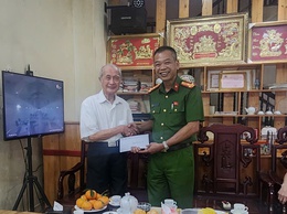 Nghĩa tình tháng Tư: Công an phường Long Biên tri ân cán bộ từng tham gia chiến trường B, C, K.