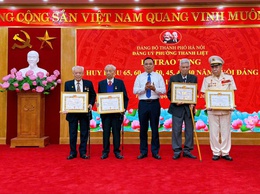 76 đảng viên phường Thanh Liệt vinh dự nhận Huy hiệu Đảng đợt 19/5