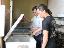 Đoàn kiểm tra liên ngành của UBND xã kiểm tra ATTP một số cơ sở kinh doanh, dịch vụ ăn uống và sản xuất thực phẩm tại thôn Đồng Dâu và thôn Bến