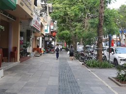 Vỉa hè Hà Nội thông thoáng, hộ kinh doanh mong sớm có cơ chế thuê