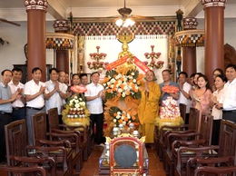 Lãnh đạo xã Mỹ Đức chúc mừng Đại lễ Phật đản PL.2570 tại chùa Hưng Khánh