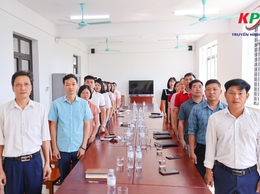 Cán bộ, viên chức Trung tâm dịch vụ tổng hợp xã Kiều Phú tổ chức Lễ chào cờ đầu tháng