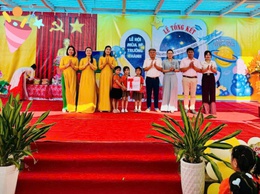 Lãnh đạo xã Hồng Sơn thăm, tặng quà thiếu nhi nhân Ngày Quốc tế Thiếu nhi 1/6