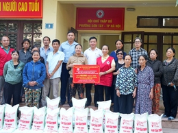 HỘI CHỮ THẬP ĐỎ PHƯỜNG SƠN TÂY TRAO GẠO THƯỜNG XUYÊN CHO 60 HỘ DÂN CÓ HOÀN CẢNH KHÓ KHĂN