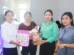 HỘI NÔNG DÂN XÃ QUỐC OAI VÀ TRƯỜNG TIỂU HỌC THẠCH THÁN THĂM, TẶNG QUÀ THIẾU NHI ĐANG ĐIỀU TRỊ TẠI BỆNH VIỆN ĐA KHOA QUỐC OAI NHÂN DỊP TẾT THIẾU NHI 1/6