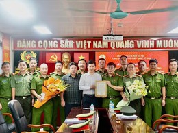 CÔNG AN PHƯỜNG VĂN MIẾU - QUỐC TỬ GIÁM NHẬN THƯ KHEN VỀ THÀNH TÍCH XUẤT SẮC TRONG ĐẤU TRANH PHÒNG CHỐNG TỘI PHẠM MA TÚY