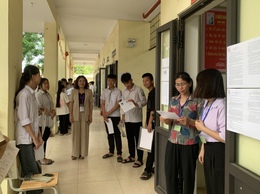 Đồng chí Phó Chủ tịch UBND xã kiểm tra, động viên tại 2 điểm thi tuyển sinh vào lớp 10 THPT