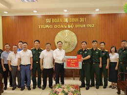 ĐOÀN CÔNG TÁC XÃ PHÚ CÁT THĂM, ĐỘNG VIÊN CHIẾN SĨ MỚI TẠI TRUNG ĐOÀN 692