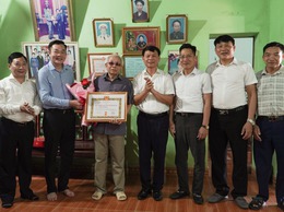 Lãnh đạo xã Đại Xuyên trao huy hiệu Đảng tại nhà cho Đảng viên Lão thành