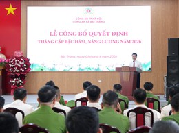 Công an xã Bát Tràng công bố quyết định thăng cấp bậc hàm, nâng lương năm 2026 cho 19 cán bộ, chiến sĩ