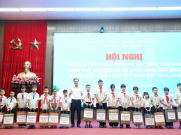 Phường Chương Mỹ tuyên dương học sinh tiêu biểu và tặng quà trẻ em có hoàn cảnh khó khăn vươn lên trong học tập năm học 2025 - 2026