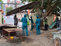 Xã Tiến Thắng kiên quyết giải tỏa, di dời các gian hàng kinh doanh vi phạm tại sân Đình thôn Văn Lôi
