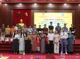 Trao tặng quà cho các hộ cận nghèo hưởng ứng Tháng nhân đạo năm 2026