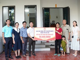 Ủy ban MTTQ xã Hoài Đức trao kinh phí hỗ trợ xây dựng nhà đại đoàn kết cho 2 hộ gia đình có hoàn cảnh đặc biệt khó khăn