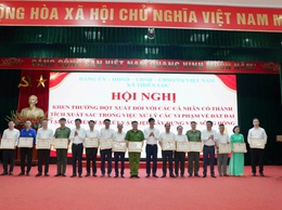 15 cá nhân có thành tích xuất sắc trong công tác xử lý vi phạm đất đai tại các điểm tập kết vật liệu xây dựng ven sông Hồng thuộc thôn Đại Độ được UBND xã Thiên Lộc khen thưởng đột xuất
