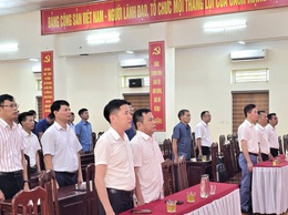 GẦN 40 CÁN BỘ, ĐẢNG VIÊN KHỐI CÁC CƠ QUAN ĐẢNG ỦY, HĐND, MTTQ VÀ CÁC TỔ CHỨC CHÍNH TRỊ XÃ HỘI DÂN HÒA THỰC HIỆN NGHI THỨC LỄ CHÀO CỜ THÁNG 6