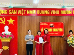 Chi bộ Trường Tiểu học Hoàng Diệu kết nạp đảng viên mới và công nhận đảng viên chính thức